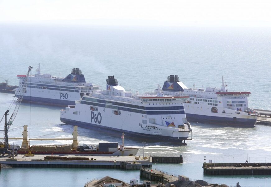 Tre färjor från P&amp;O Ferries vid hamnen i Dover inför massuppsägningen i torsdags.
