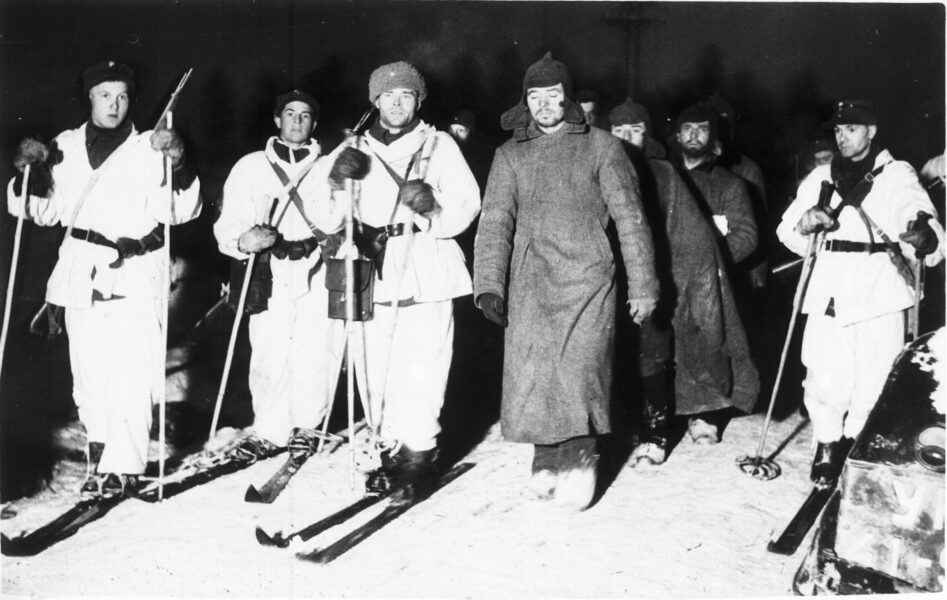 Finländska soldater med ryska krigsfångar.