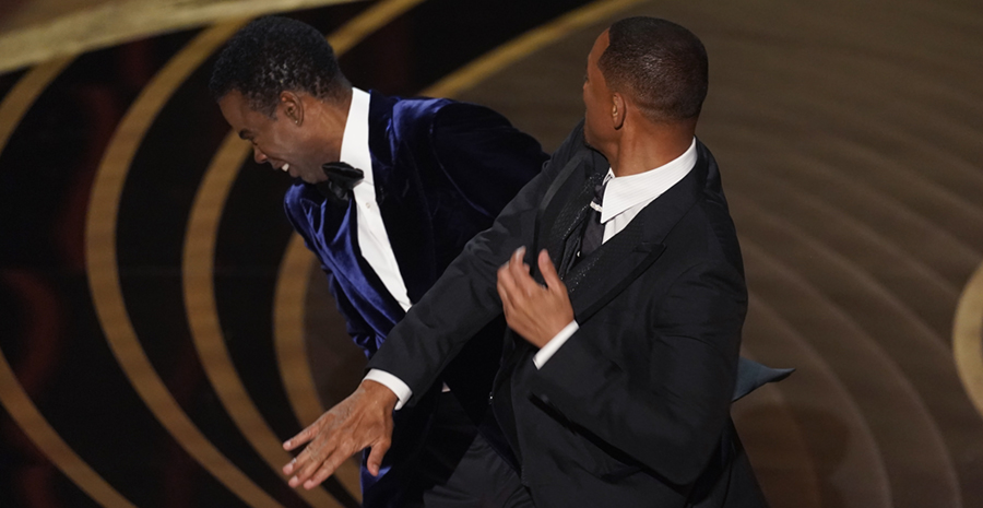 Will Smith slår presentatören Chris Rock på vid Oscarsgalan söndagen den 27 mars 2022 i Los Angeles.