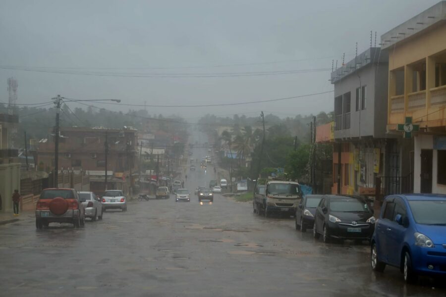 Tungt regn faller i provinsen Nampula i norra Moçambique, dagen efter den dödliga cyklonen dragit in.