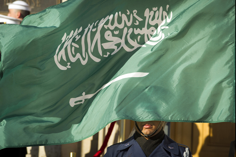 Hedersvakt bakom den saudiska flaggan.