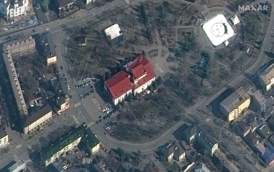 På satellitbilder som tagits före onsdagens attack syns ordet ”barn” skrivet på ryska på marken utanför teatern i Mariupol i Ukraina.
