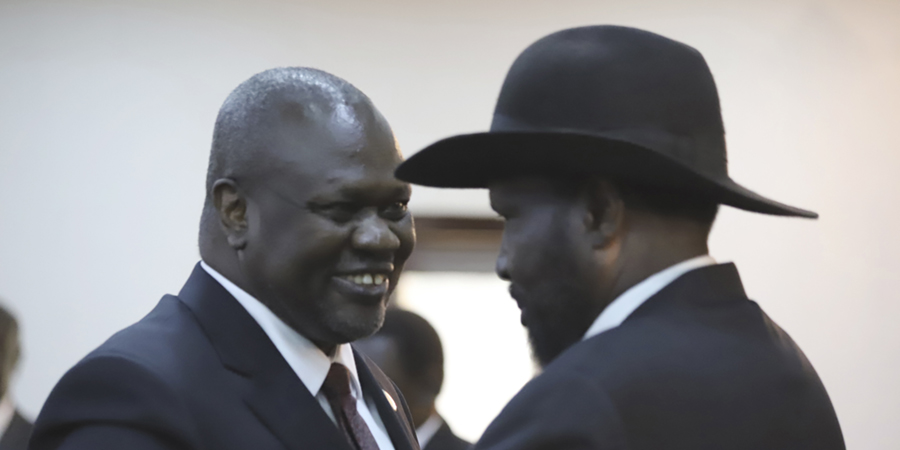 Sydsudans president Salva Kiir och rivalen, vicepresidenten Riek Machar, under ett möte 2020.
