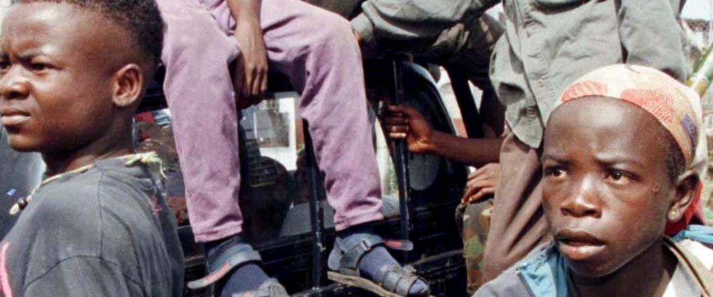 Barnsoldater på Liberias gator 1996.