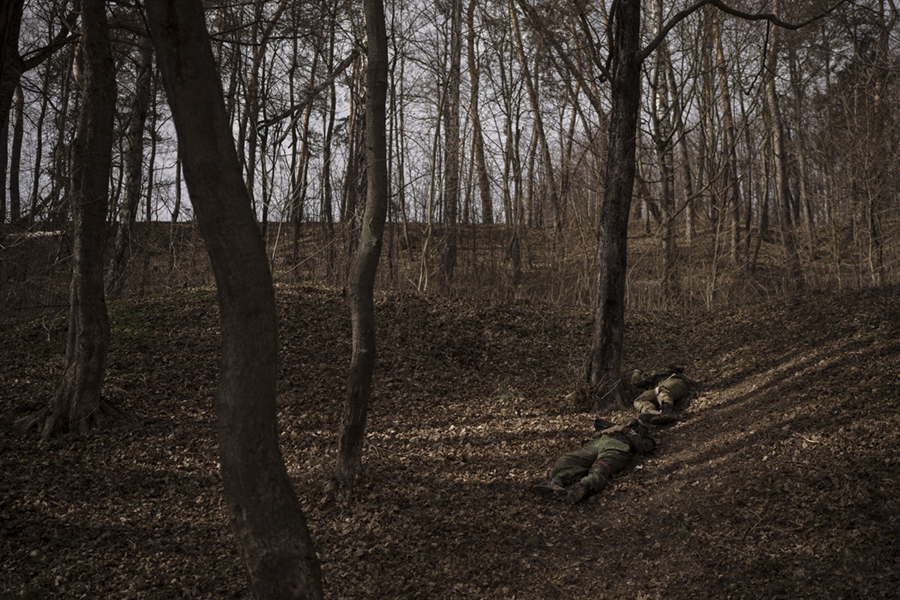 Kropparna av två ryska soldater ses i skogen i Trostsyanets, Ukraina, måndagen den 28 mars 2022.