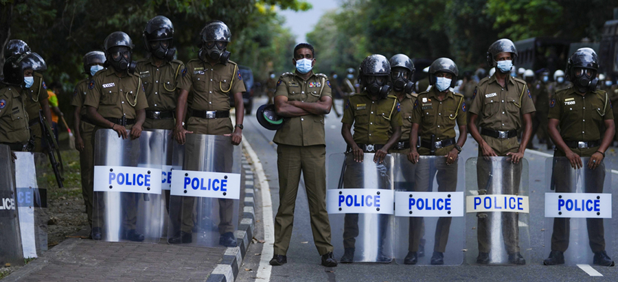 Polis står på vakt nära parlamentet under en protest i Colombo, Sri Lanka, tisdagen den 5 april 2022.