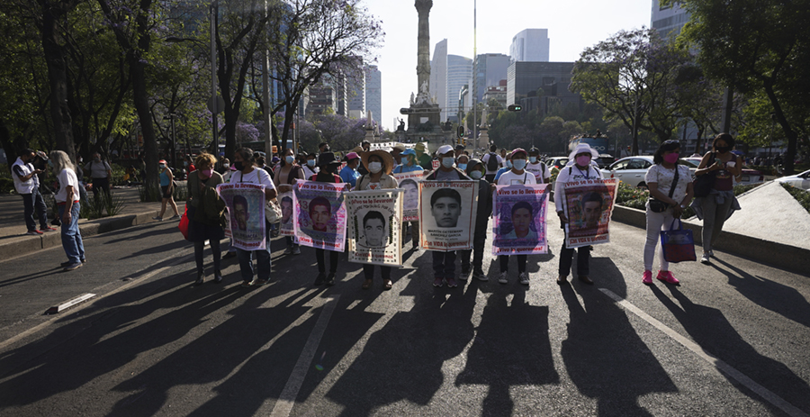 Familjemedlemmar och vänner marscherar för att söka rättvisa för de saknade 43 Ayotzinapa-studenterna i Mexico City, lördagen den 26 mars 2022.