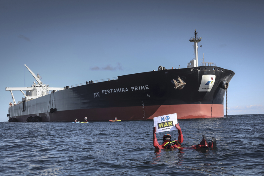 Greenpeace-aktivister från Danmark, Sverige, Norge, Finland och Ryssland blockerar en omlastning av rysk olja till havs i norra Danmark.