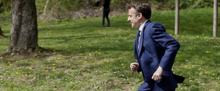 Emmanuel Macron skyndar för att möta väljare, här i Mulhouse i tisdags.