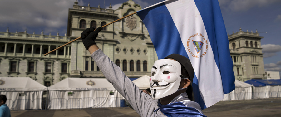 En demonstrant protesterar mot president Daniel Ortega i Nicaragua i november.