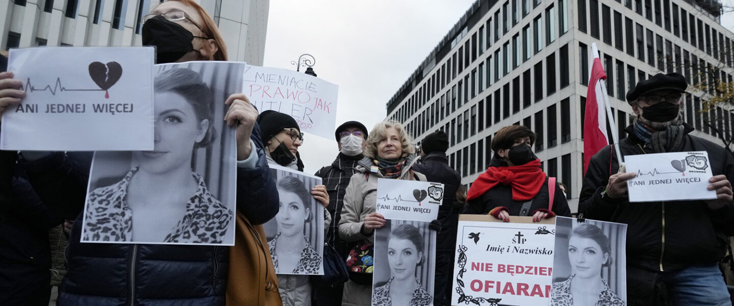 Protester utanför Polens författningsdomstol i Warszawa, Polen, lördagen den 6 november 2021 protestera mot de restriktiva abortlagarna efter att en kvinna dog av komplikationer under sin graviditet.