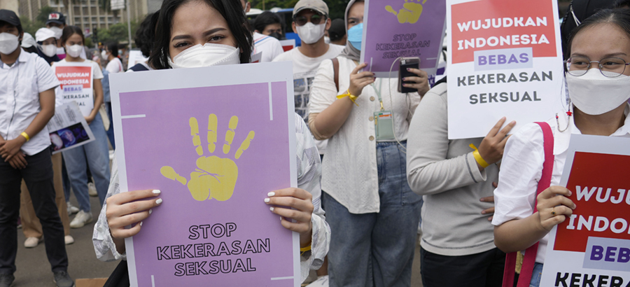 Affischer med texten "stoppa sexuellt våld" och "befria Indonesien från sexuellt våld", under en demonstration vid internationella kvinnodagen i Jakarta, Indonesien, tisdagen den 8 mars 2022.