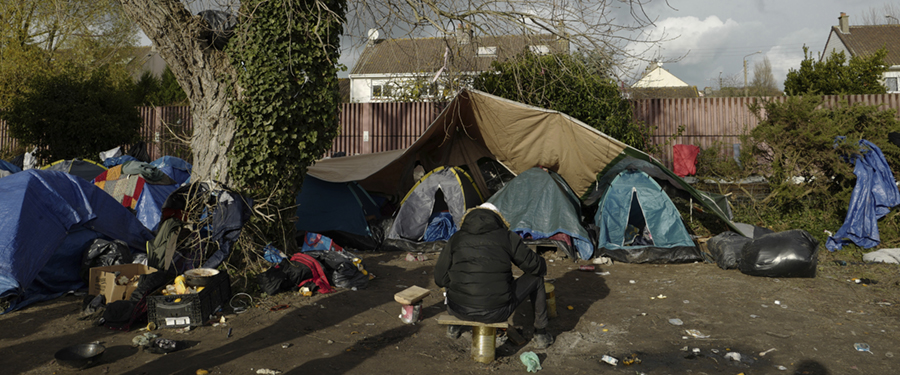 Migranter vid ett provisorikt läger i Calais, Frankrike.