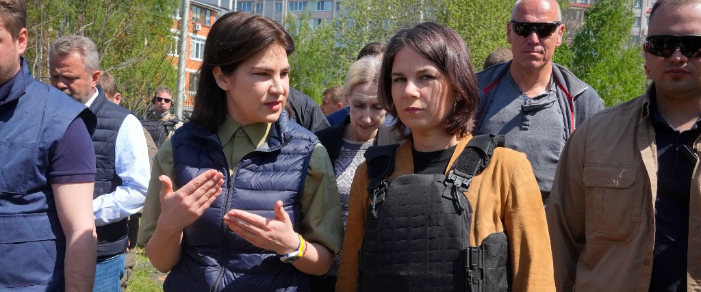 Ukrainas statsåklagare Iryna Venediktova, till vänster, här med Tysklands utrikesminister Annalena Baerbock i Butja på tisdagen.