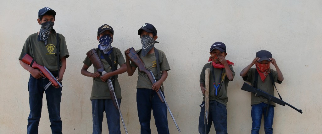 Barnen i den mexikanska byn Ayahualtempa övar med sina vapen.