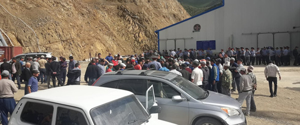 Den 30 april lade arbetare i Ishtamberdigruvan ner sina arbetsredskap och tågade bort från arbetsplatsen och ut i strejk med krav på bättre löner.