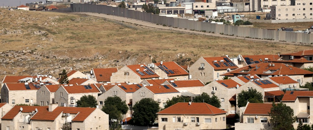 Den israeliska bosättningen Pisgat Ze'ev i östra Jerusalem, i bakgrunden ses palestinska hus bakom den så kallade separationsbarriären.