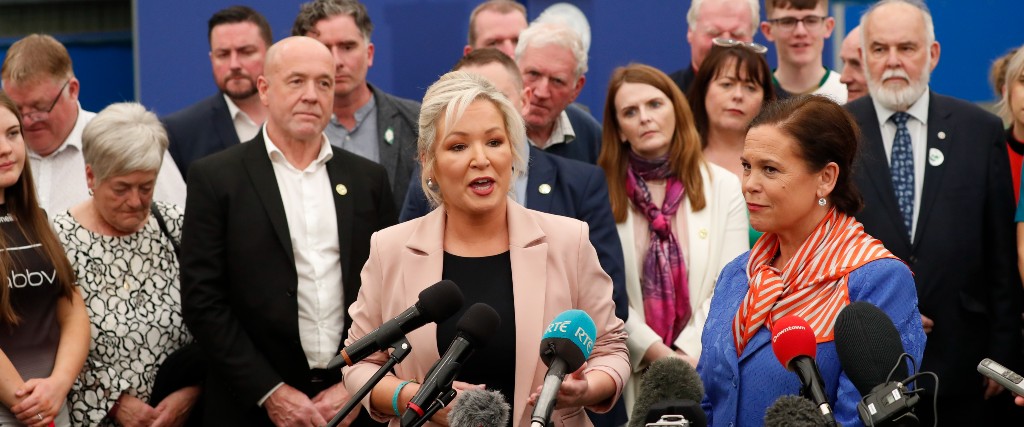 Sinn Féins vice ordförande Michelle O'Neill i mitten som leder partiet i Nordirland och som nu ska utnämnas till försteminister.