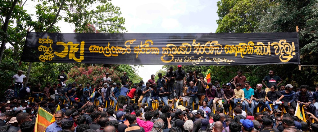 Protester med krav på regeringens avgång i Colombo i fredags.