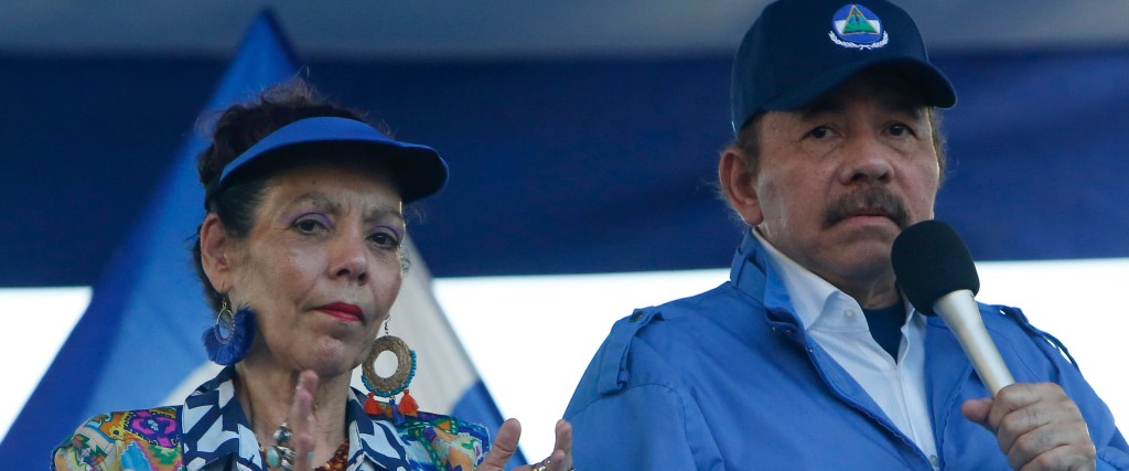 Nicaraguas president Daniel Ortega med frun och vicepresidenten Rosario Murillo i Managua 2018.