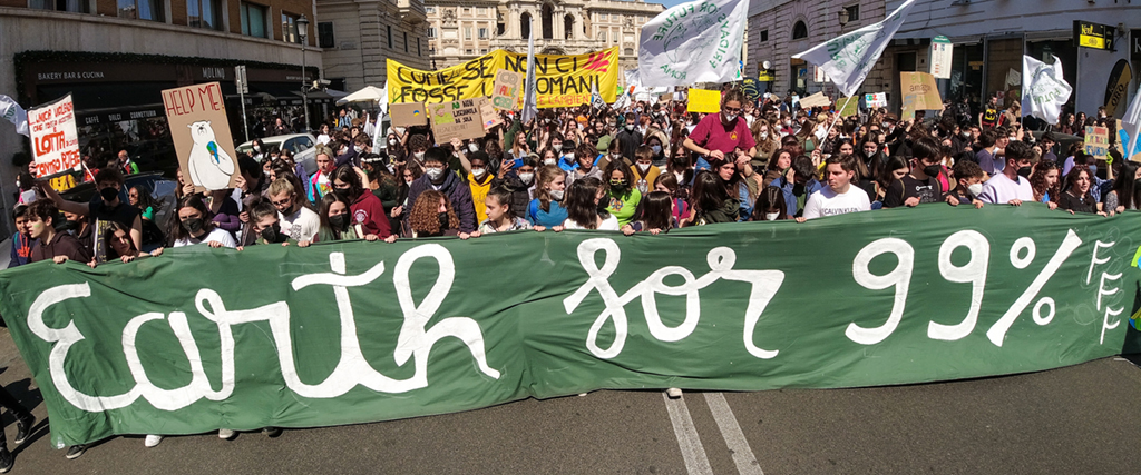 Demonstranter från Fridays for Future marscherar i centrala Rom, fredagen den 25 mars 2022.