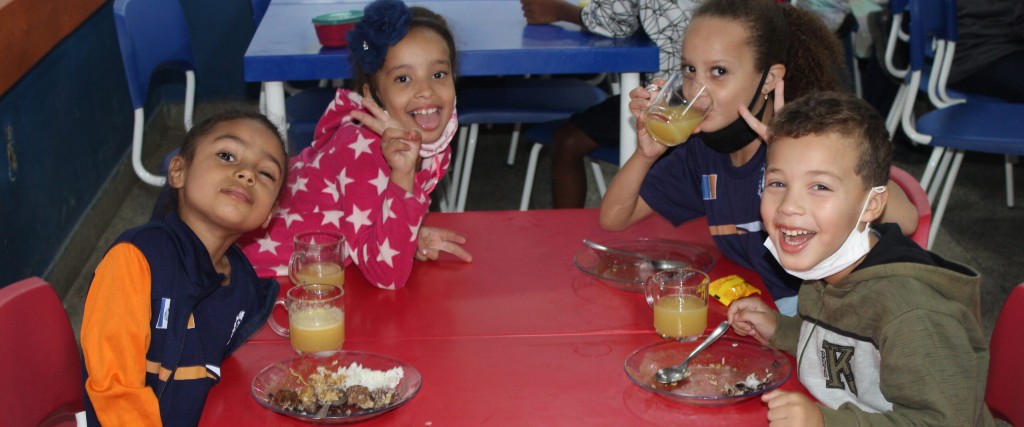 Efter den långa pandemin serveras eleverna vid João Caffaro-skolan i Itaboraí sedan i april återigen dagliga skolluncher tillsammans med färskpressad fruktjuice som producerats av lokala familjejordbruk.