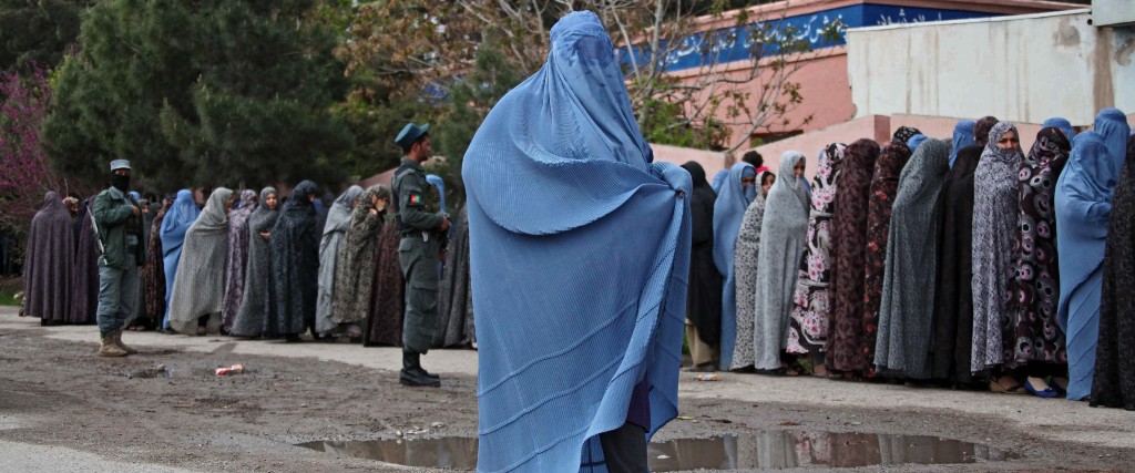 Kvinnor måste täcka ansiktet i offentligheten och bör helst stanna i hemmet meddelade talibanerna under en presskonferens på lördagen.