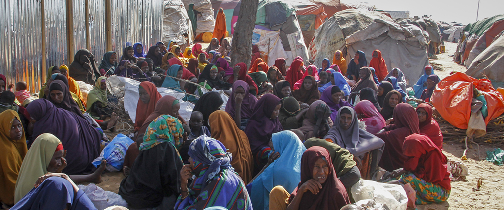Somalier som flytt från torkan i ett läger i Mogadishus utkant.