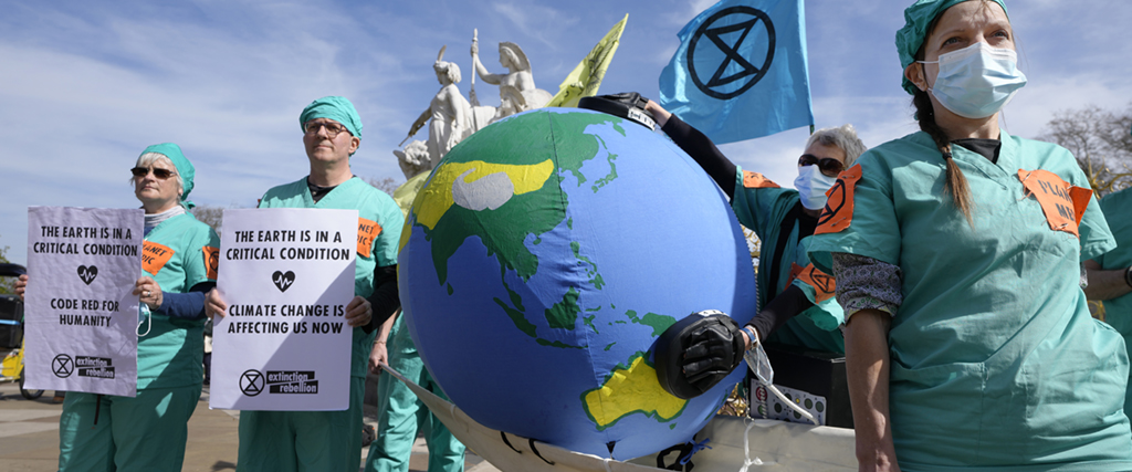 Demonstranter från Extinction Rebellion under en actionsvecka i London, måndagen den 11 april 2022.