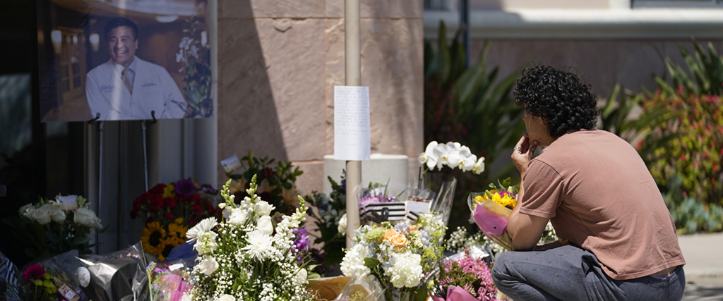 Blommor till minne av  Dr John Cheng, som dödades vid skottlossningen i Geneva Presbyterian Church, Aliso Viejo, Kalifornien.