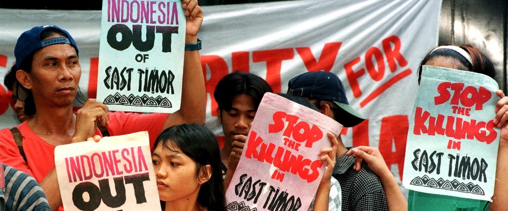 Filippinska aktivister demonstrerar till stöd för ett fritt Östtimor framför den indonesiska ambassaden i Makati City i april 1999.