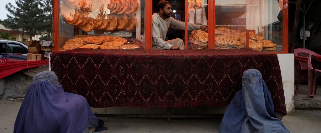 Kvinnor ber om allmosor vid ett bageri i Kabul i söndags.