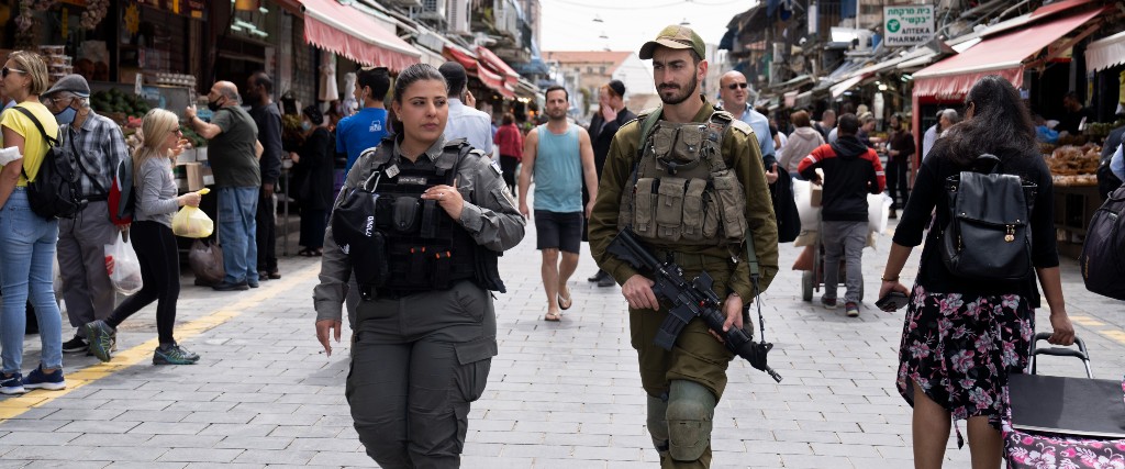 Israelisk gränspolis och militär patrullerar Jerusalem.