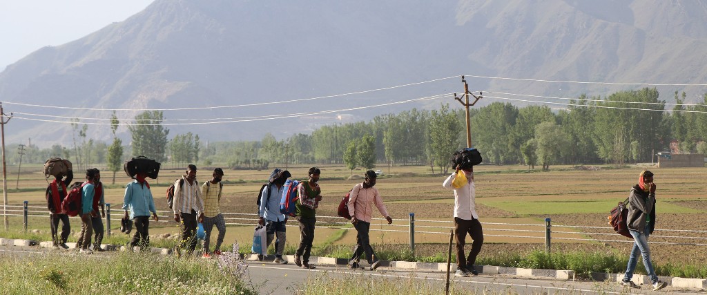 Migrantarbetare i Kashmir fick köa för att kunna resa tillbaka till sina hembyar i samband med att landet drabbades av en andra coronavåg förra våren.