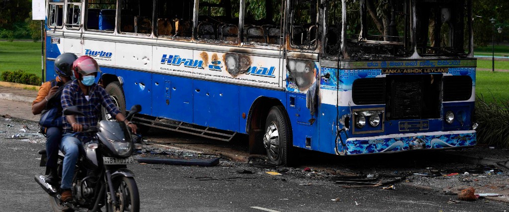 En utbränd buss i Sri Lankas huvudstad Colombo efter regeringskritiska protester på måndagen då premiärminister Mashinda Rajapaksa också avgick.