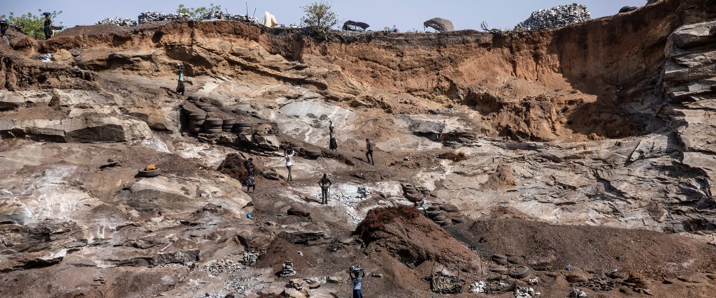 Folk jobbar vid en gruva i Ouagadougou i Burkina Faso.