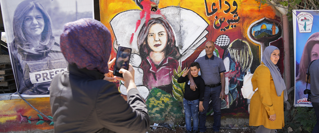 Palestinier besöker platsen där den palestinska journalisten Shireen Abu Akleh dödades.