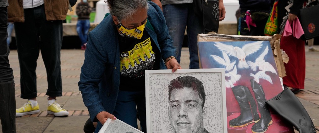 Demonstranter protesterar mot att deras anhöriga har dödats av vad man tror är soldater, många föll offer för utomrättsliga avrättningar av colombiansk militär.