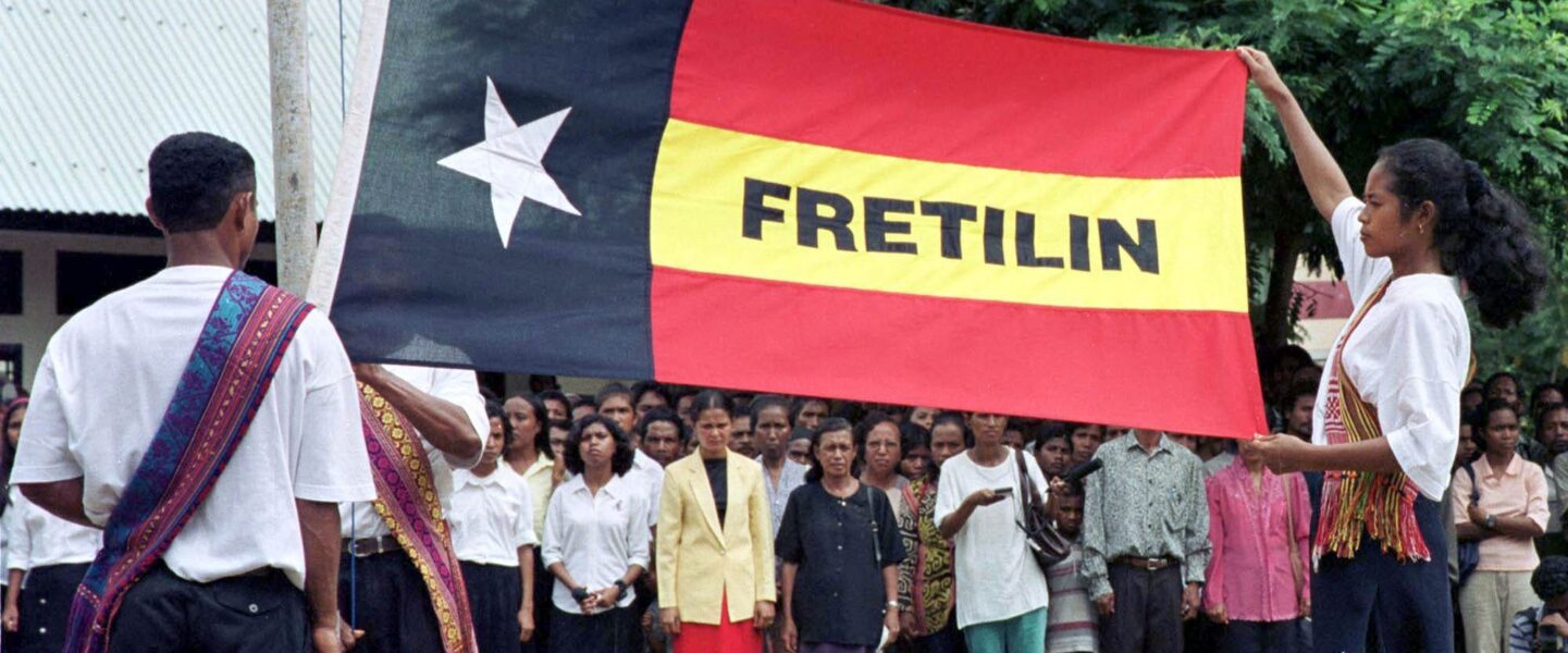 En ny flagga avtäcktes när självständighetsrörelsen Fretilin höll kongress i Östtimor den 10 maj 2000.