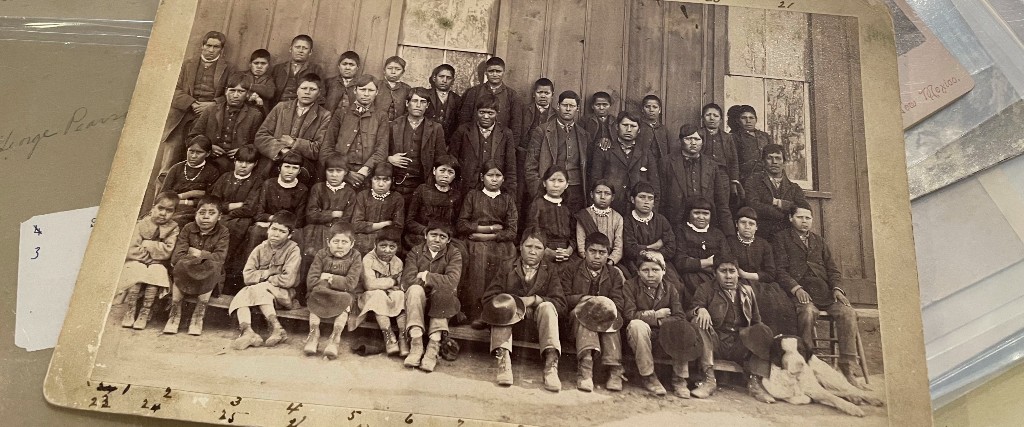 Barn från ursprungsbefolkningen vid Ramona industrial school i Santa Fe, New Mexico, på ett foto från sent 1800-tal.