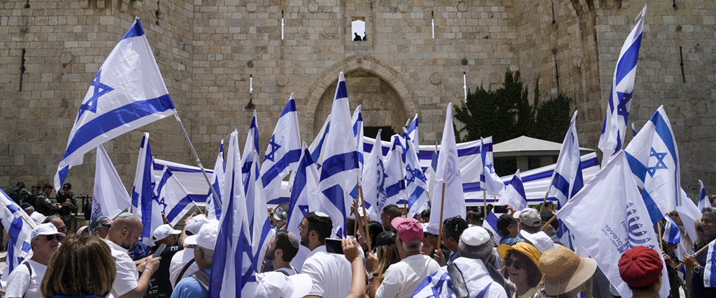 Israeler framför Damaskusporten utanför Jerusalems Gamla stad för att markera Jerusalems dag, en israelisk högtid som firar intagandet av Gamla stan under mellanösternkriget 1967, söndagen den 29 maj 2022.
