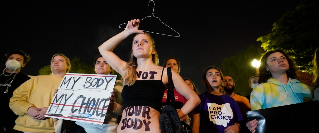 Demonstranter krävde ett försvar av aborträtten utanför USA:s högsta domstol sent på måndagskvällen efter att sajten Politico publicerat ett läckt dokument som pekar på att den grundlagsskyddade aborträtten håller på att rivas upp.