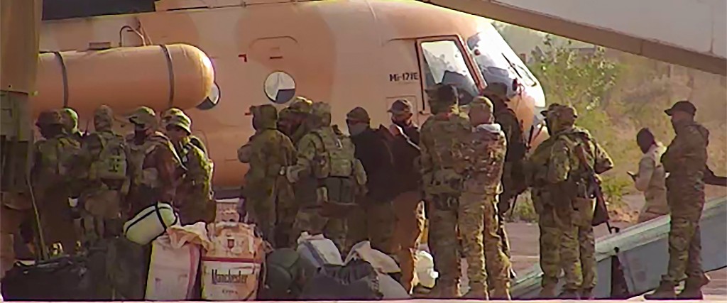 Ryska legosoldater går ombord på en helikopter i norra Mali.