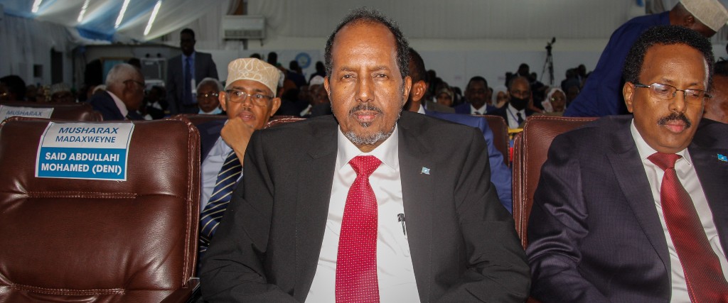 Den tidigare somaliske presidenten Hassan Sheikh Mohamud, i mitten, valdes på söndagen till landets nya president.