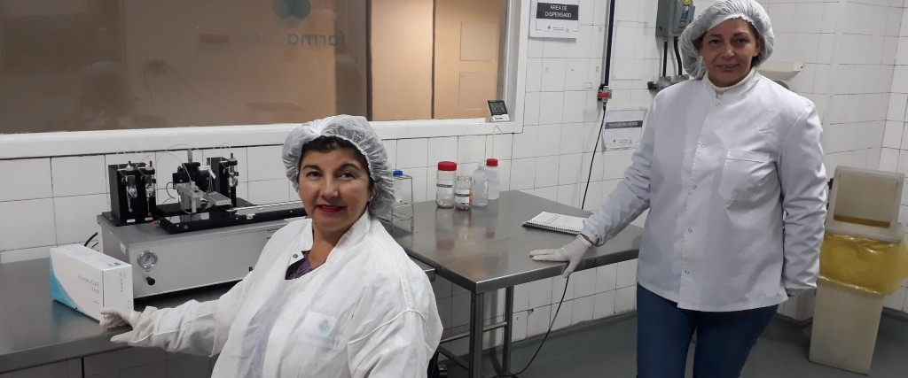 Edith Pereira (till vänster) och Blácida Benitez är två av medlemmarna i kooperativet Farmacoop, som tog över verksamheten efter att de tidigare ägarna beslutat att lägga ned produktionen.