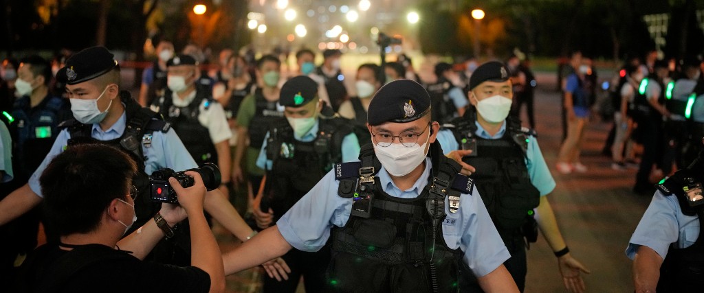Kin Cheung/AP/TTPoliser hindar människor från att ta sig in i Victoria Park i Hongkong under lördagen, som var årsdagen av massakern vid Himmelska fridens torg i Peking 1989.