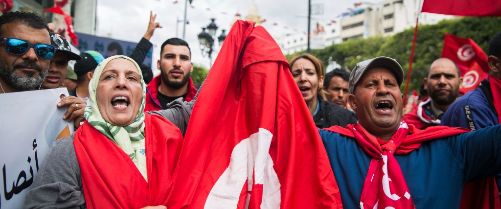 Många tunisier protesterar mot att landet går i allt mer auktoritär riktning men president Kais Saied har också folkligt stöd som här i en demonstration den 8 maj i år.