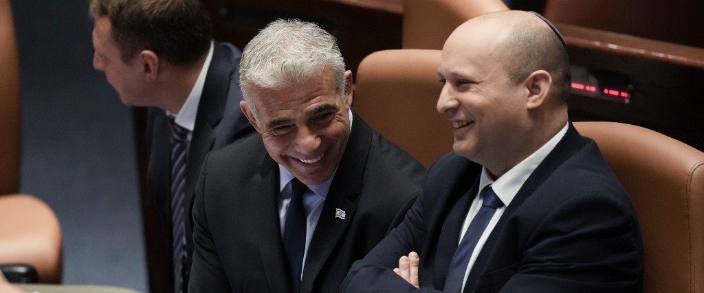 Utrikesminister Yair Lapid blir ställföreträdande premiärminister fram till valet i oktober, Naftali Bennett har sagt att han inte ställer upp i det kommande valet.
