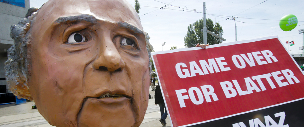 Protest mot Fifas tidigare ordförande Sepp Blatter framför byggnaden där den 65:e FIFA-kongressen äger rum i Zürich, Schweiz, 29 maj 2015.