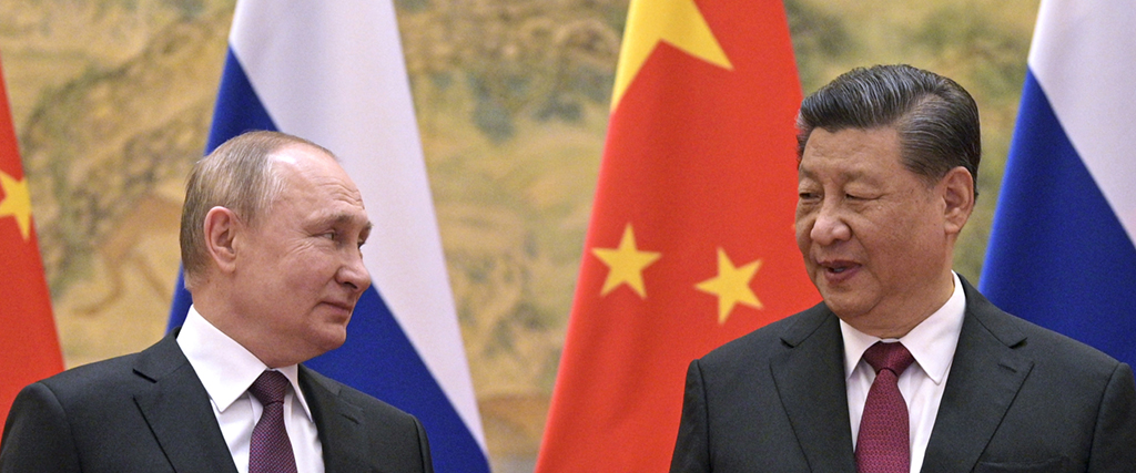 Rysslands president Vladimir Putin (vänster) och Kinas ledare Xi Jinping vid ett möte i Peking 4 februari.